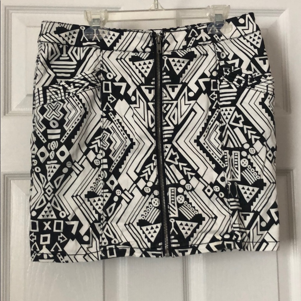🔳🔲 Structured Mini Skirt - Picture 2 of 6
